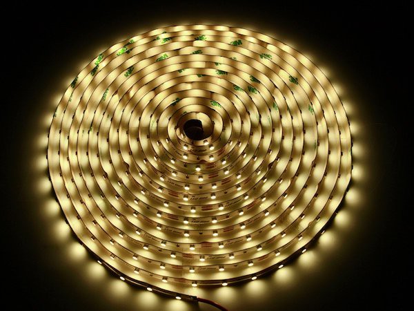 Extrem heller LED Strip / LED Band / LED Streifen 5m 12V DC 600 SMD warmweiß 3000K 96 Watt 9600 Lumen selbstklebend, kürzbar & dimmbar Schutzklasse IP20