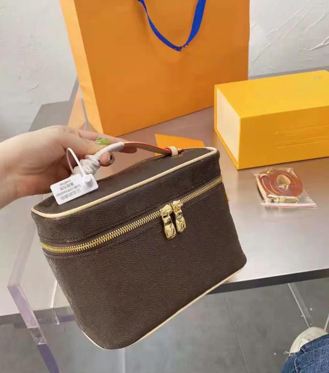 2023 Bagins fourre-tout de grande capacité de luxe de luxe Sacs à bandouliers de mode Old Flower Make Up Pouch Fashion Luxurys Cosmetic Handbag S