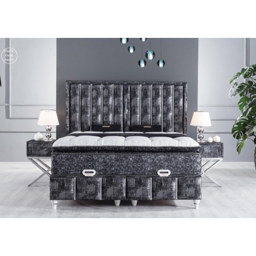 Schwarzes Bett mit Matratze und zwei Nachttischen im Schlafzimmermöbel-Set