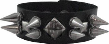 Armband mit verschiedenen Nieten