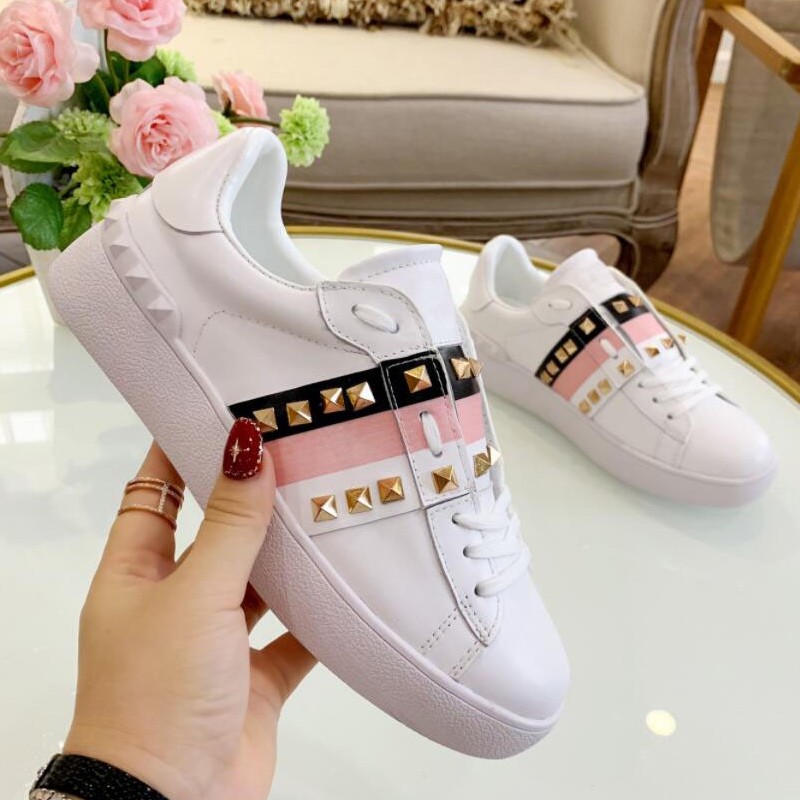 2022 Designer Sneakers ci-dessous Chaussure décontractée Low Cut Suede spike Chaussures pour hommes et femmes Luxury Party Wedding crystal Leathe