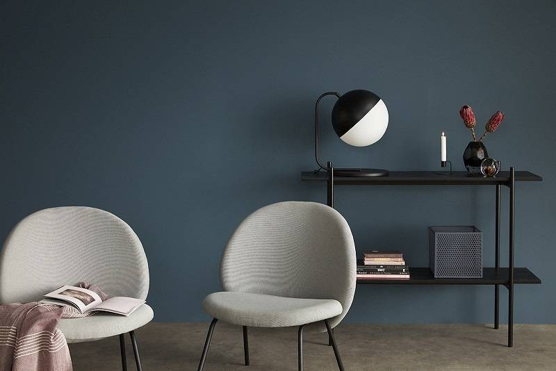 Hubsch Tischlampe aus schwarzem Metall mit weißem Glas