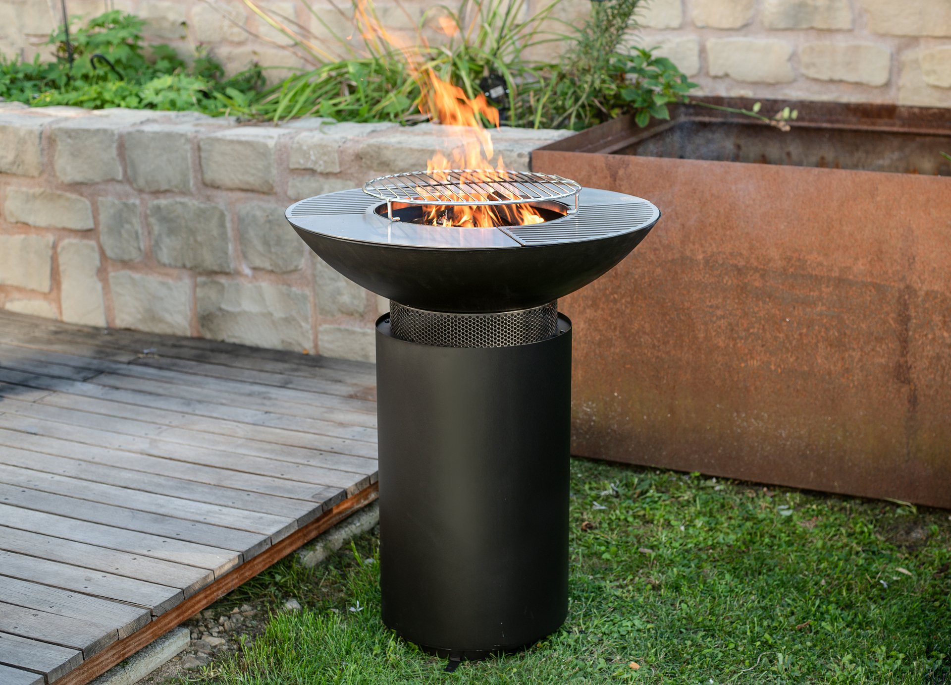 Grill, Plancha und Feuerplatte schwarz