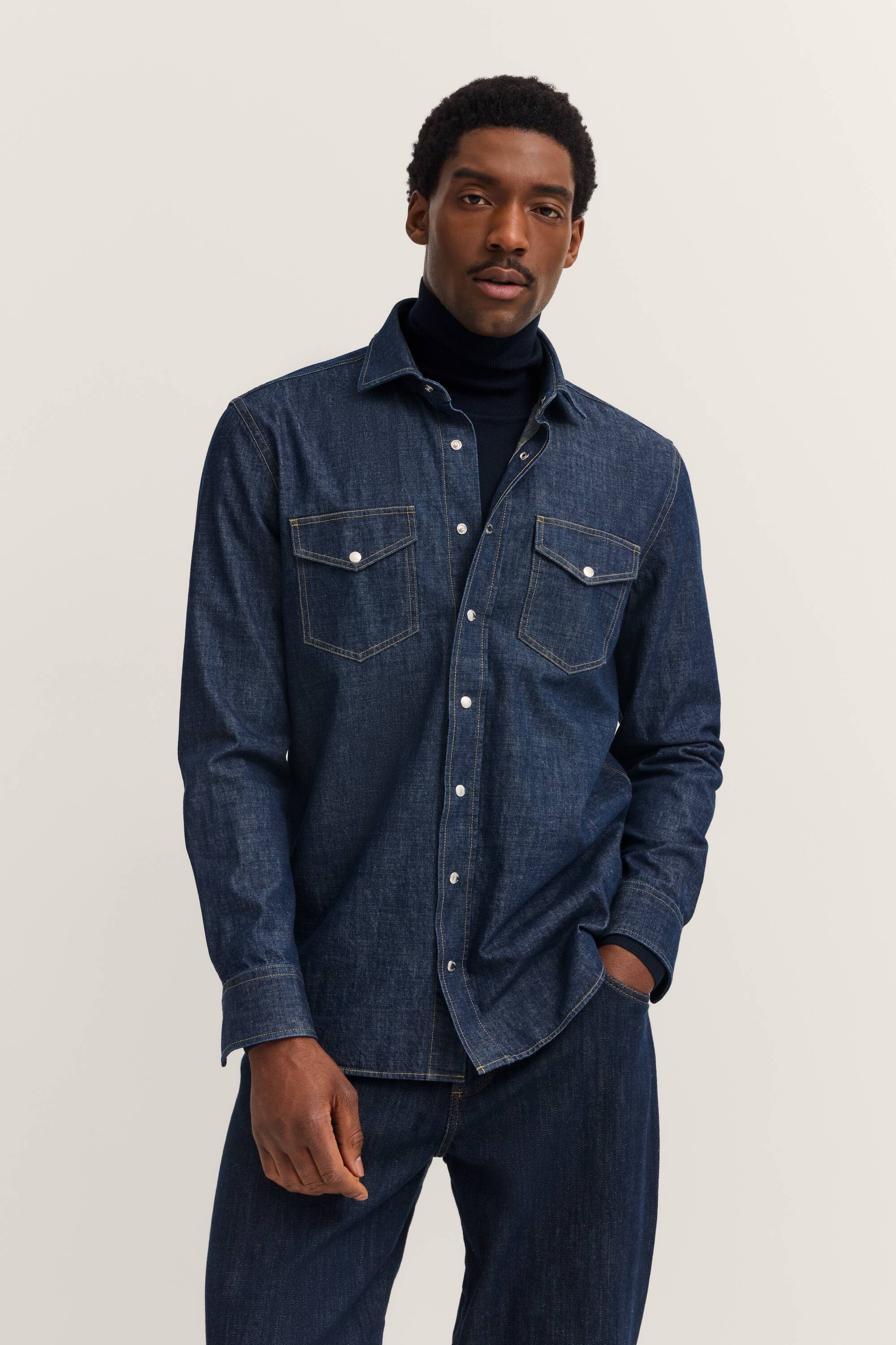 Jeanshemd mit Kent-Kragen in Modern Fit aus reiner Baumwolle in marine