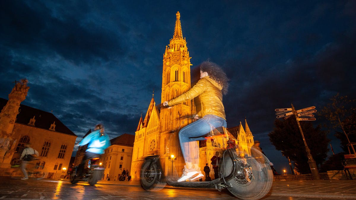 Geführte E-Scooter-Tour durch Budapest bei Nacht