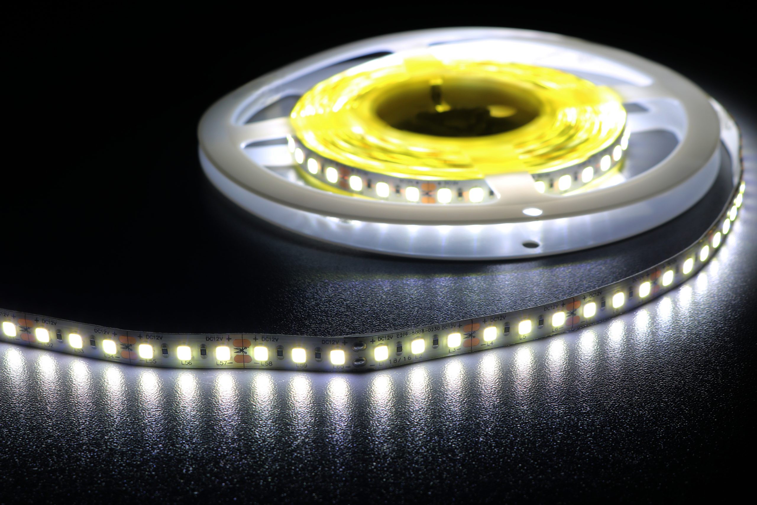 Premium LED Strip / LED Band / LED Streifen 5m 12V DC weiß / kaltweiß 6500K 48 Watt 4200 Lumen 600 SMD selbstklebend, kürzbar & dimmbar Wasserschutz IP64