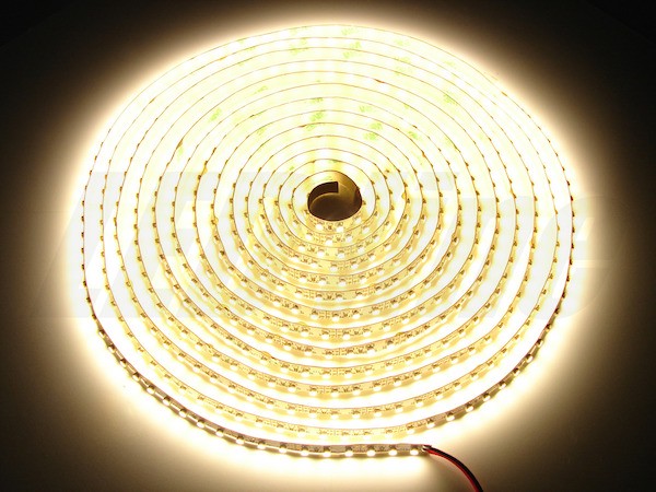Sehr heller LED Strip / LED Band / LED Streifen 5m 12V DC warmweiß 3000K 48 Watt 4200 Lumen 600 SMD selbstklebend, kürzbar & dimmbar Schutzklasse IP64