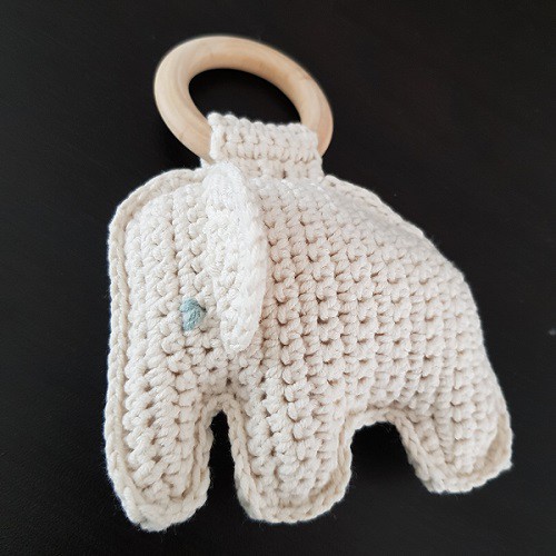 Kuscheltier Elefant, ecru mit Glocke und Holzring - HandmadeByReetje 2302