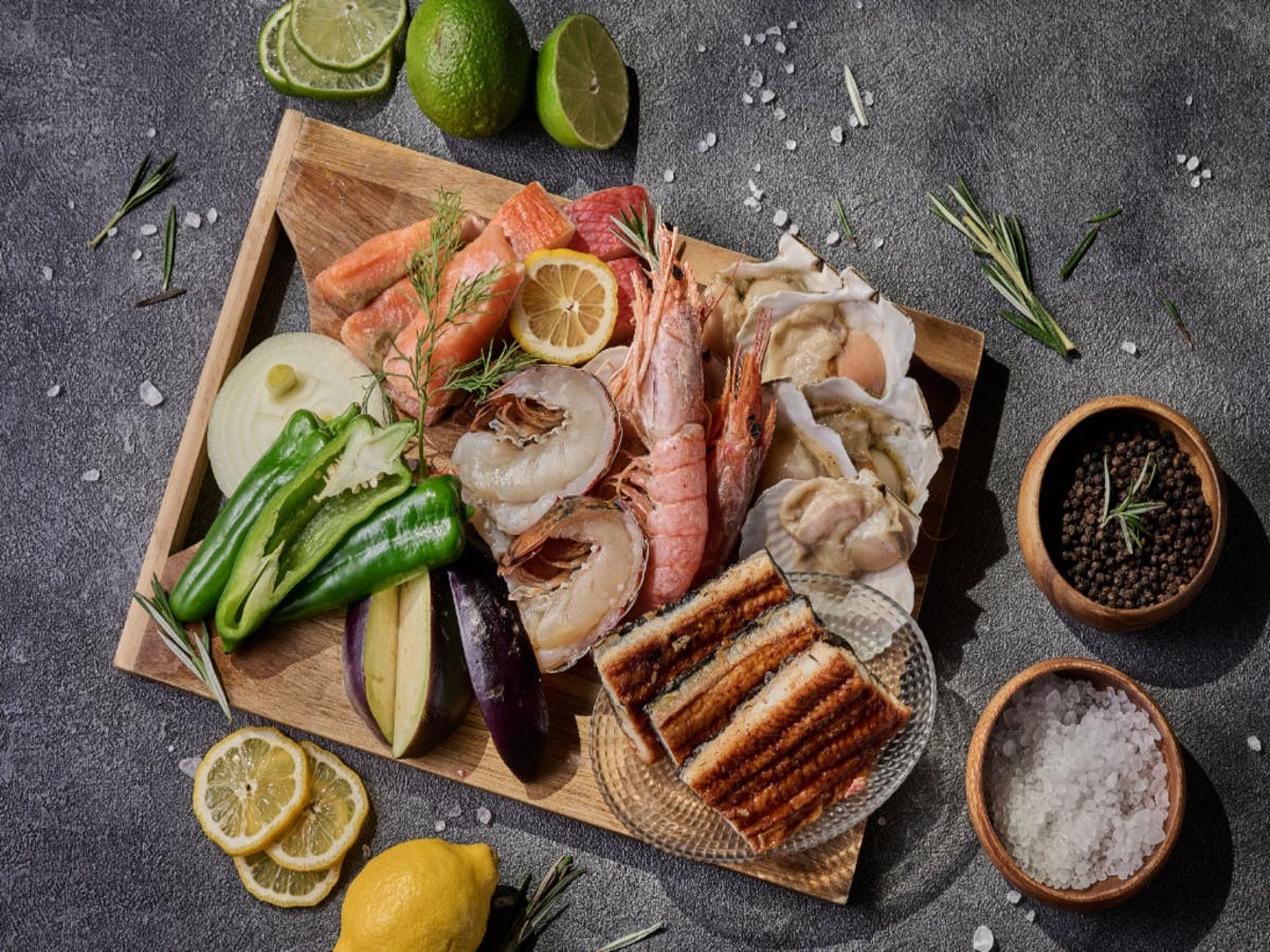 Grill-Sortimentsplan auf der Dachterrasse von Blue Birds in Osaka