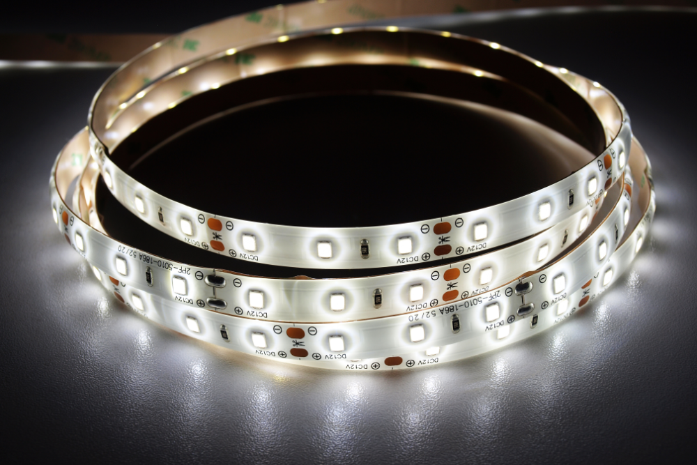 Sehr heller LED Strip / LED Band / LED Streifen 5m 12V DC neutralweiß 4000K 60 Watt 5900 Lumen 300 SMD selbstklebend, kürzbar & dimmbar Schutzklasse IP64