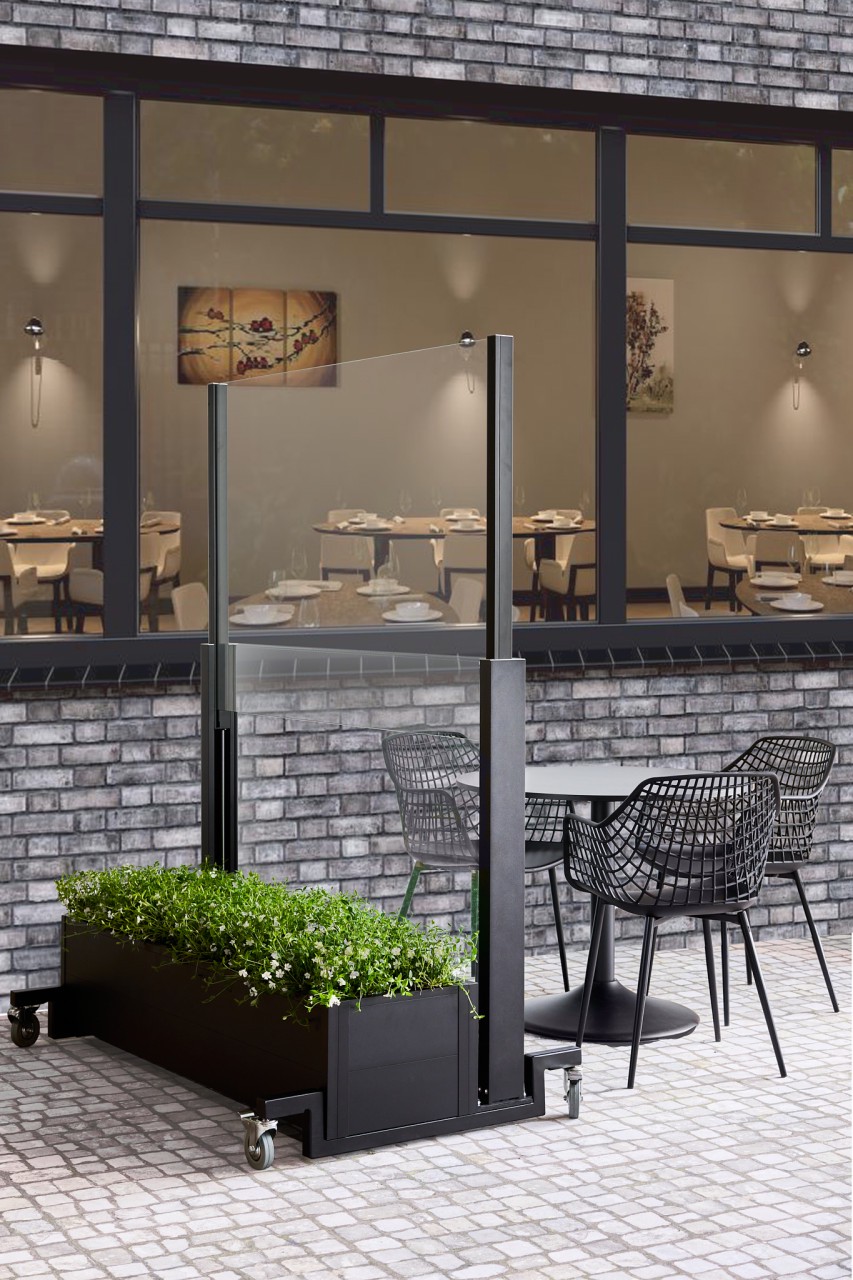 Windschutz mit Pflanzgefäß