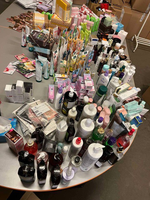 5 €/Stk. Kosmetik-Mix (50 Stk., Gesamt 250 €), Markenprodukte: Make-up, Pflege, Zubehör, Kundenrückläufer, Qualität A/B/C