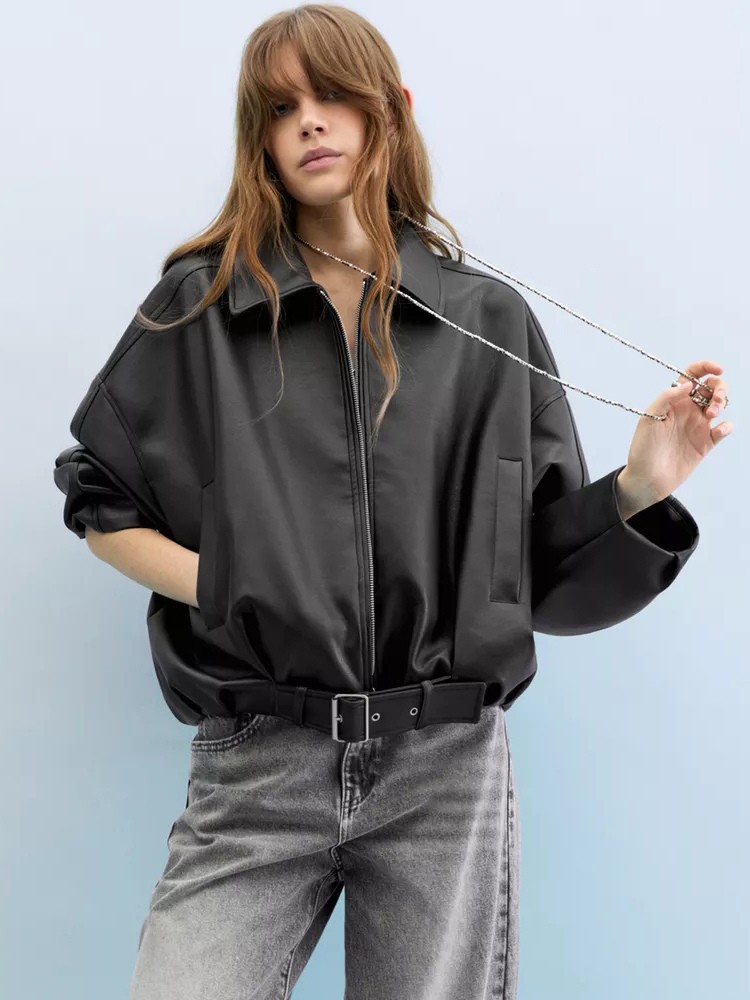 Übergroße Bomberjacke aus Kunstleder mit Gürtel für Herbst 2025
