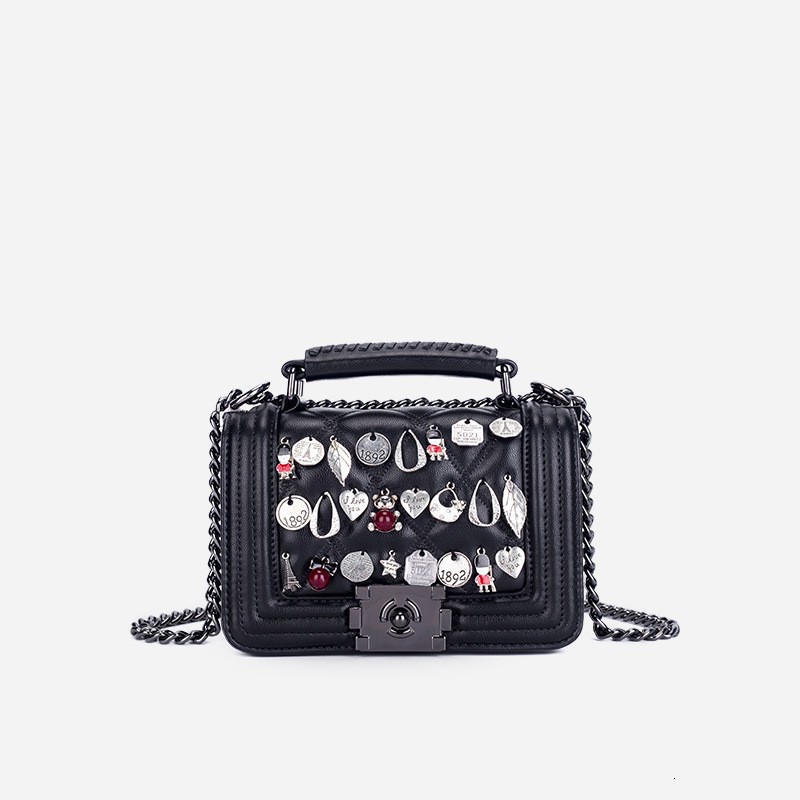 Sacs de messager Sacs Messenger Sacs Guangzhou Femme 2021 Chaîne de lingue Petite parfum Badge Pendentif Messenger Sac Dame