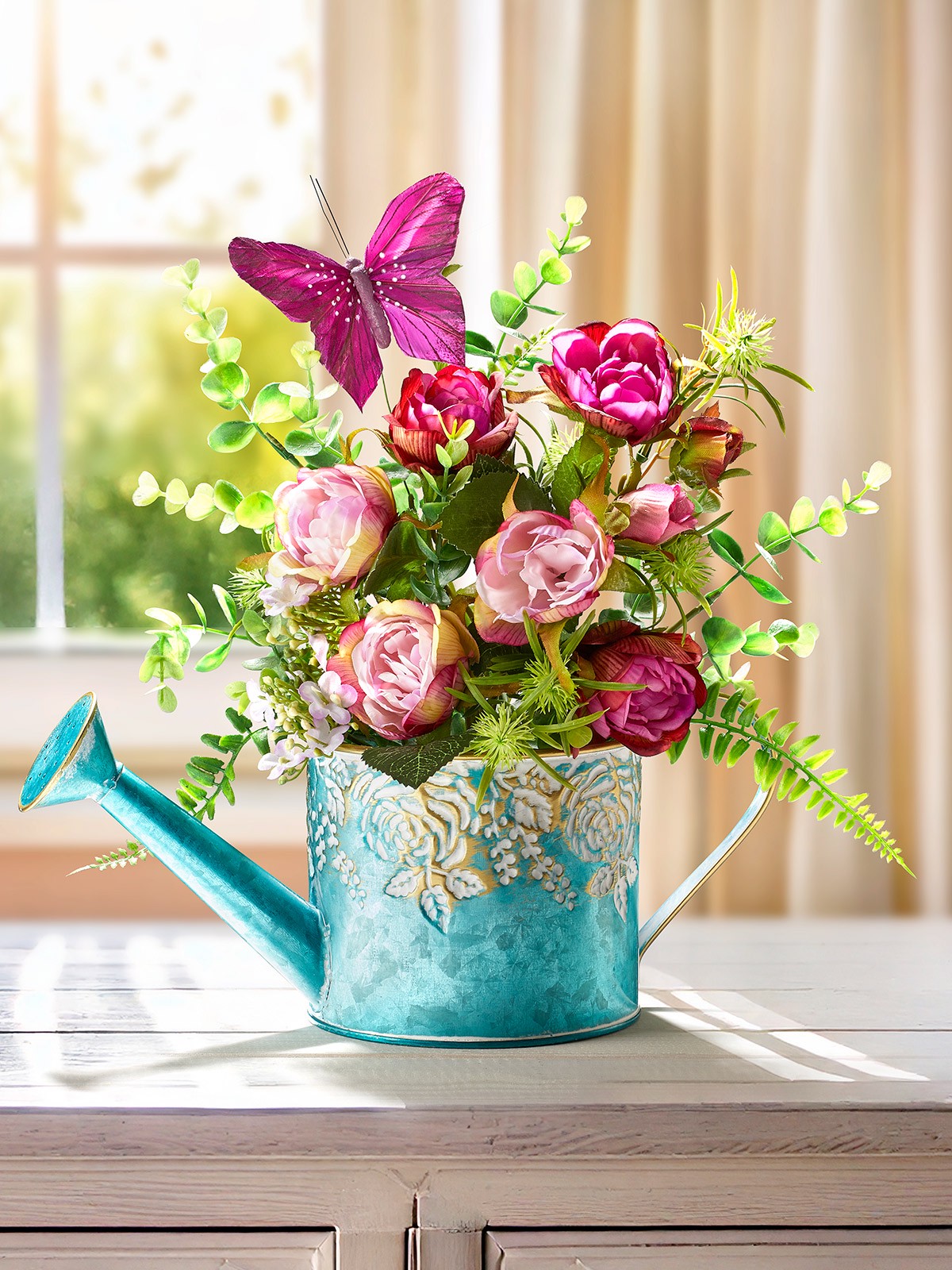 Rosengesteck in Gießkanne