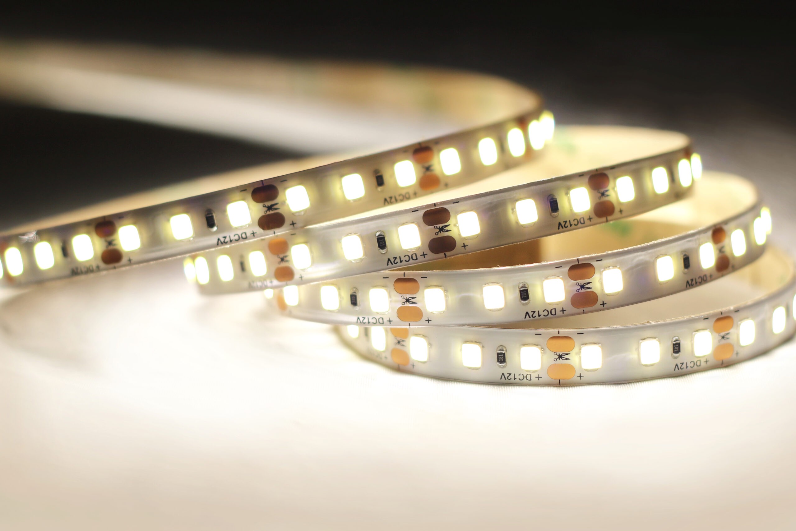Premium LED Strip / LED Band / LED Streifen 5m 12V DC neutralweiß 4000K 48 Watt 4200 Lumen 600 SMD selbstklebend, kürzbar & dimmbar Wasserschutz IP64