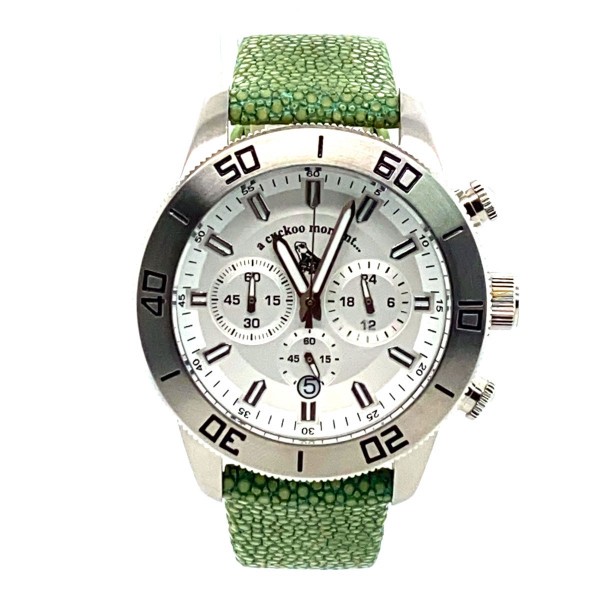 Chronograph aus Stahl mit Perlmutt-Zifferblatt und Rochenlederband