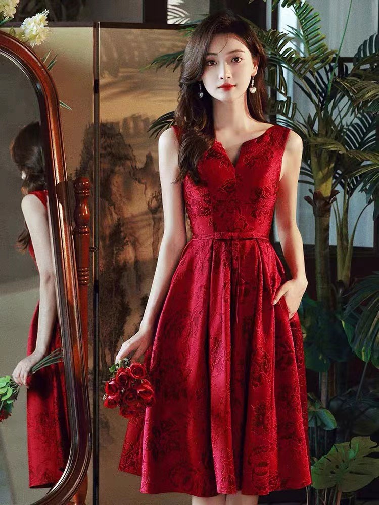 Mit Cocktailkleid. Wunderschöne A-Linie  knielang  mit Juwelenhalstaschen